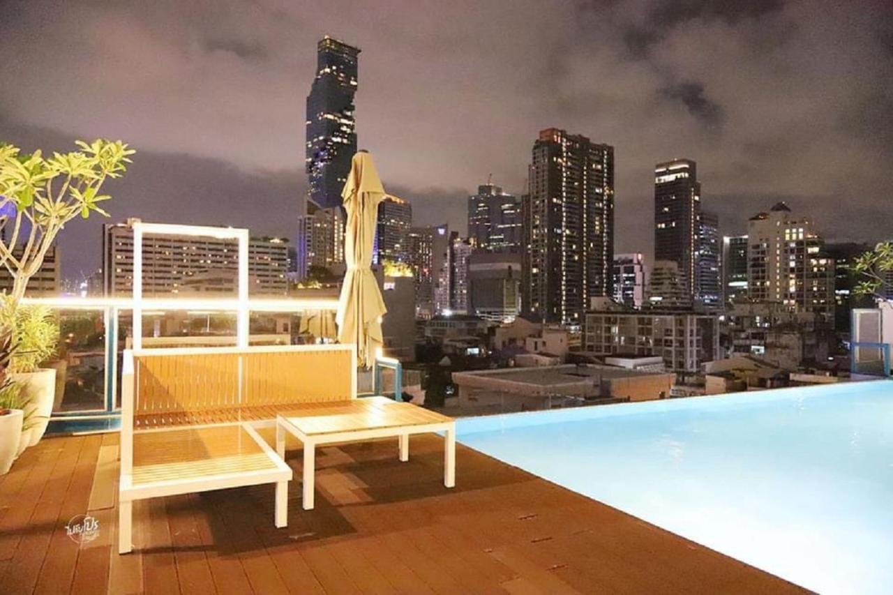 Sapphire Hotel Silom בנגקוק מראה חיצוני תמונה The rooftop pool at the hotel