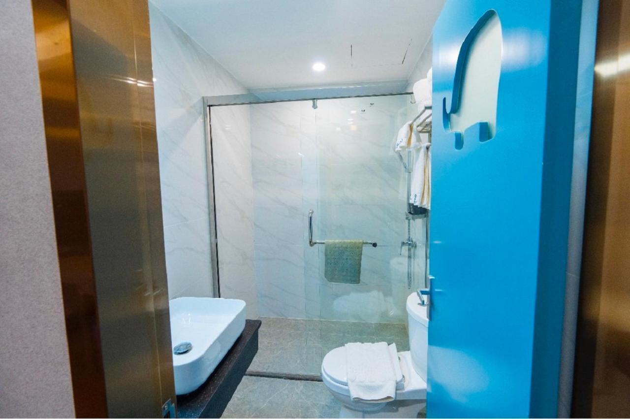 Sapphire Hotel Silom בנגקוק מראה חיצוני תמונה A shower cubicle in a hotel bathroom