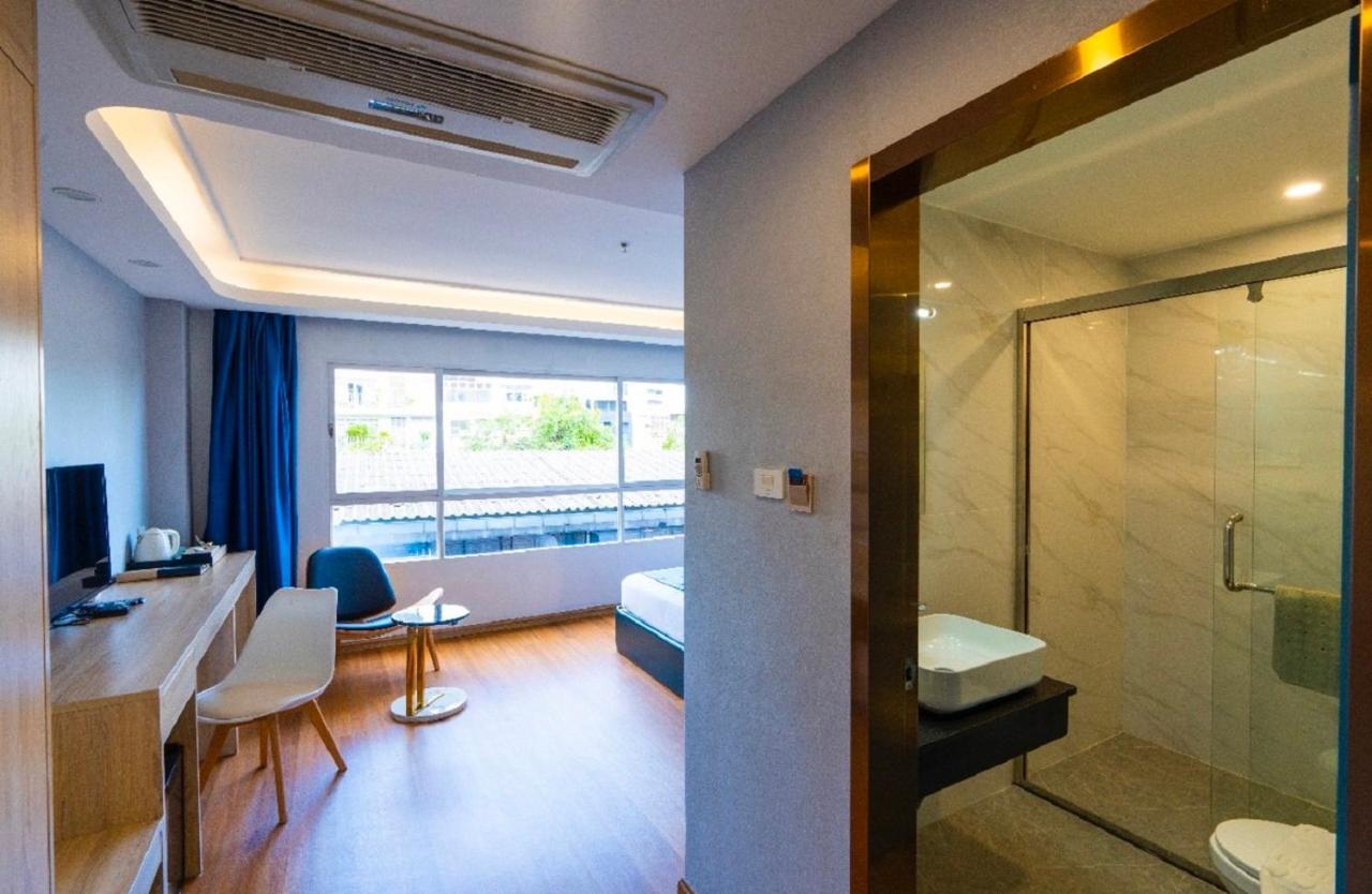 Sapphire Hotel Silom בנגקוק מראה חיצוני תמונה A room at the hotel