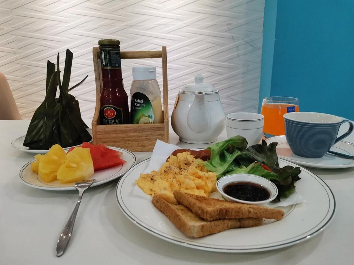 Sapphire Hotel Silom בנגקוק מראה חיצוני תמונה A breakfast set at a restaurant in Malaysia