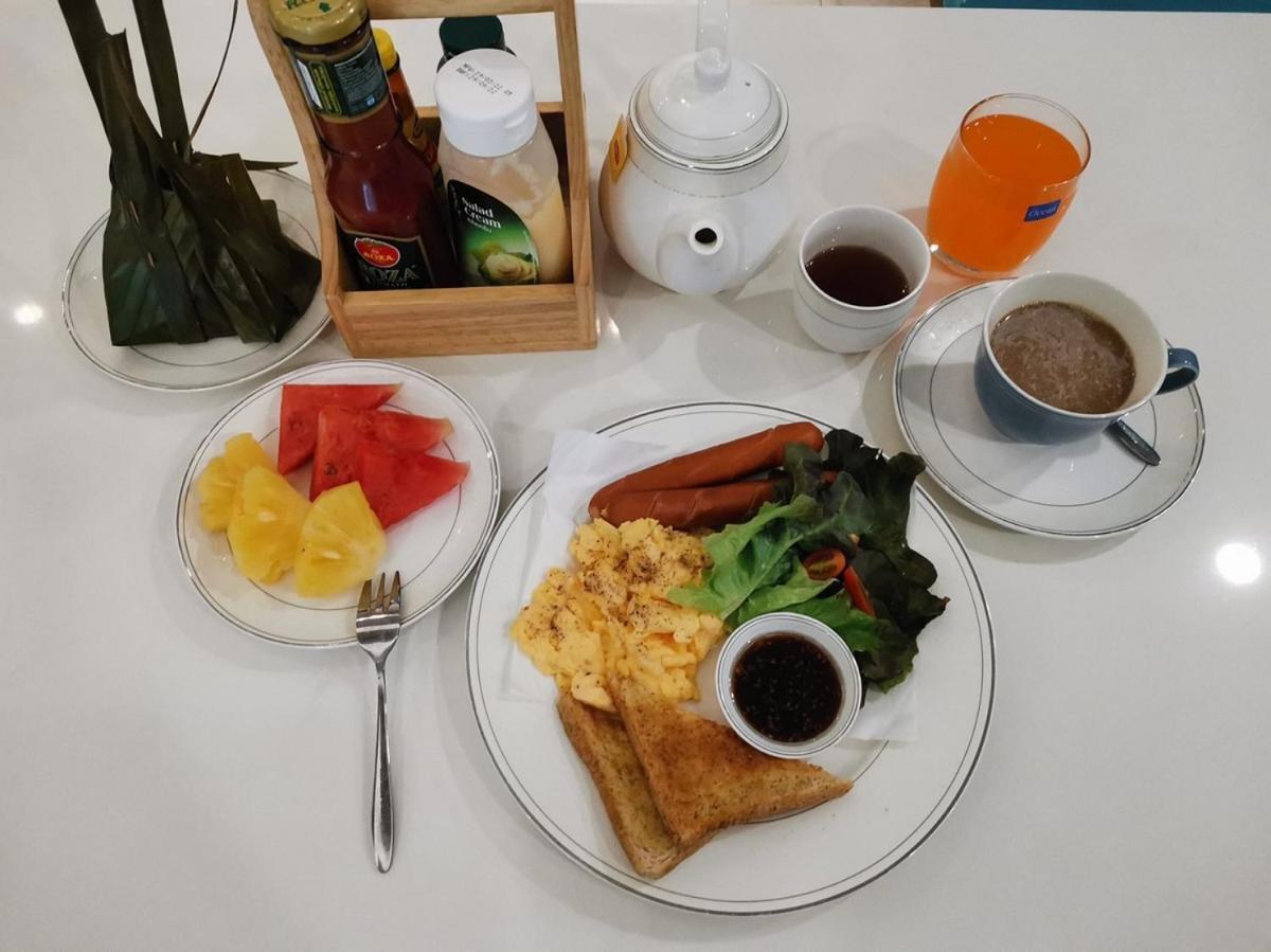 Sapphire Hotel Silom בנגקוק מראה חיצוני תמונה A breakfast set at a hotel in Jakarta, Indonesia