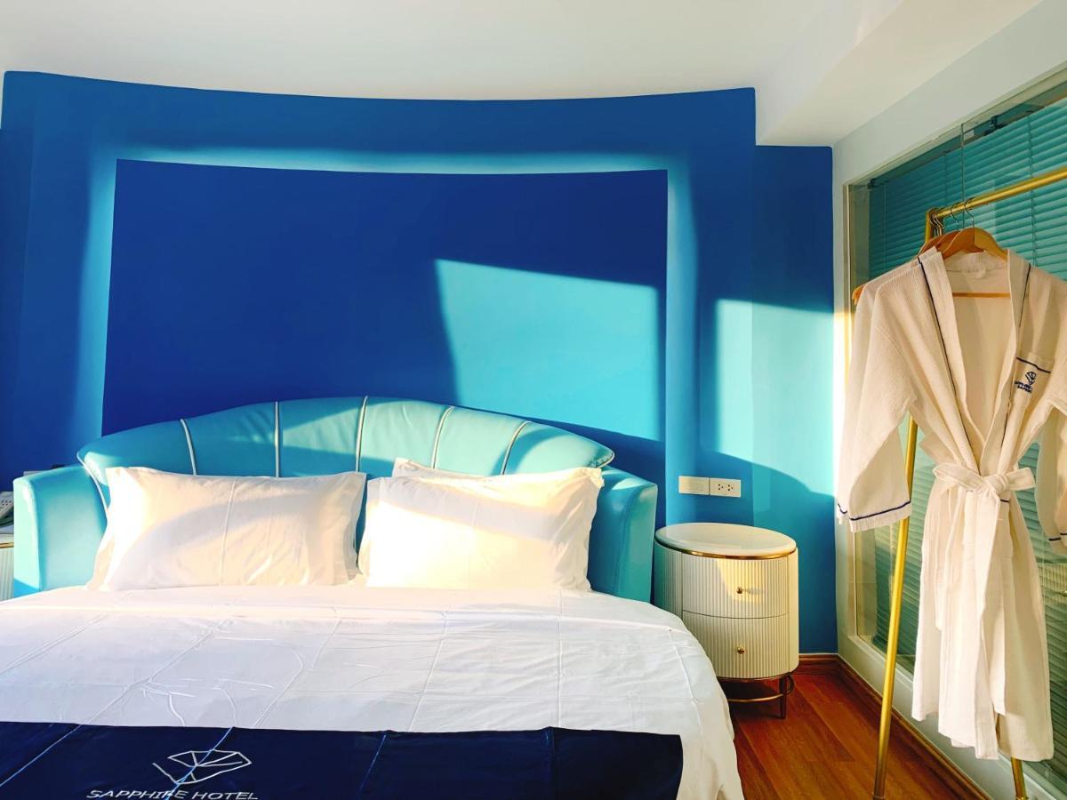 Sapphire Hotel Silom בנגקוק מראה חיצוני תמונה A bathrobe hanging on a hanger