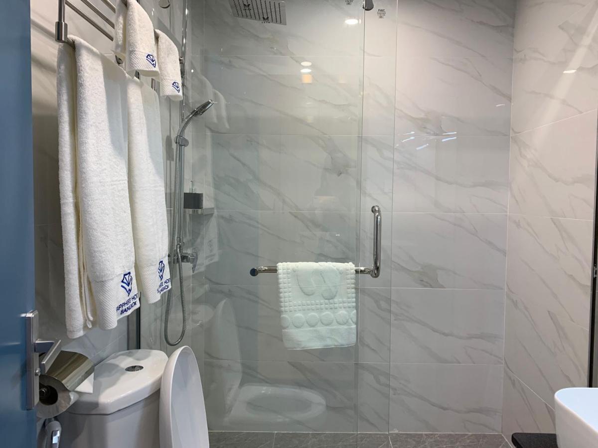 Sapphire Hotel Silom בנגקוק מראה חיצוני תמונה A shower with a sliding door